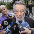 Grau, a su entrada a los juzgados, increpado por un hombre mientras comenta a los periodistas que no hará declaraciones-MIGUEL LORENZO
