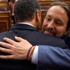 Pedro Sánchez y Pablo Iglesias se abrazan tras el triunfo de la moción socialista de censura contra Mariano Rajoy el 1 de junio.-JOSE LUIS ROCA