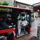 Unos usuarios suben al autobús municipal.-ISRAEL L. MURILLO