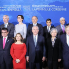 Una veintena de paises decide aumentar la vigilancia marítima para presionar a Corea del Norte Los ministros de Exteriores de una veintena de países, entre ellos los de Corea del Sur y Estados Unidos, posan para la foto de familia antes de la cumbre sobre-EFE