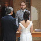 El concejal Javier Gil oficia una boda este sábado en el Palacio de Castilfalé.-ISRAEL L. MURILLO