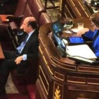 Celia Villalobos (PP) juega con una tablet en la tribuna del Congreso de los Diputados, en febrero del año pasado.-EL PERIÓDICO