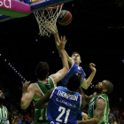 Cancar gana la partida bajo los aros en un lance del partido de ayer.-ACB PHOTO / F. RUSO