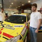 Christian y David Urbán posan con elPeugeot 206 de competición.-RAÚL OCHOA