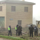 La Policía regresa a la casa del sospechoso del triple crimen en busca de pruebas. E.M.