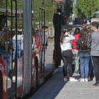 Un grupo de pasajeros espera para acceder al autobús municipal en una parada.-RAÚL G. OCHOA