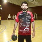 Andreu Miralles posa con la camiseta del UBUSanPablo antes del entrenamiento de ayer en Lavaderos.-RAÚL OCHOA