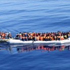 Foto de la marina italiana que muestra una embarcación con inmigrates y refugiados a la deriva en el Meditarráneo.-EFE