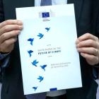 El 'Libro Blanco para el Futuro de Europa'.-YVES HERMAN / REUTERS
