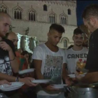 Perugia celebra una cena a base de pasta a la amatriciana para recaudar fondos para las víctimas del terremoto en Italia.-ATLAS