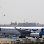 Un avión de Egyptair en el aeropuerto de El Cairo, el pasado marzo.-EFE / KHALED ELFIQI