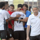 Youssef celebra el gol abrazado a Patxi Salinas junto a parte de sus compañeros.-ISRAEL L. MURILLO