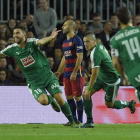 Borja Gonzalez, del Eibar, junto a Javier Mascherano, en centro, en el Camp Nou, este domingo.-LLUIS GENE / AFP