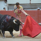 Juan Bautista toreando al natural al primer Alcurrucén de la tarde.-ALBERTO CALVO