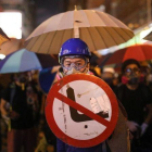 Un manifestante en la protestas de este viernes en Hong Kong.-EFE / JEROME FAVRE