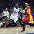 Chris Paul, de los Clippers, da un pase atrás bajo las piernas ante Jason Terry, de los Rockets.-