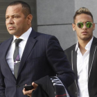 El padre de Neymar y su hijo, el día de su comparecencia en la Audiencia Nacional de Madrid.-AGUSTÍN CATALÁN