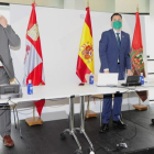El alcalde junto al interventor (derecha) y el secretario municipal al inicio de un Pleno municipal. R. OCHOA