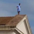 Un paciente del Hospital la Fe de Valencia trepa al tejado para que su pareja le perdone-ATLAS