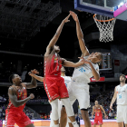 Sebas Saiz intenta superar a Tavares, ayer, en el WiZink Center.-ISRAEL L. MURILLO
