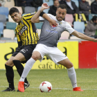 Ayoze protege un balón ante el acoso de un jugador del Barakaldo en el partido de ayer en Lasesarre-Mireya López