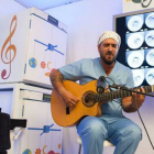 El cantautor Antonio Orozco ofrece un concierto inédito en el laboratorio de fecundación in vitro del Instituto Marqués de Barcelona.-
