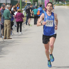 Javier Andrés entra victorioso en la línea de meta de la carrera que organiza la AEPV-Israel L. Murillo