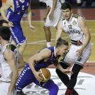 Pecikevicius fuerza la penetración ante Huskic.-SANTI OTERO