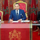 El rey Mohamed VI (centro),   junto a su hijo y principe heredero, Mulay Hasan (izquierda) y su hermano Mulay Rachid,  durante un discurso televisado la pasada semana.-EFE