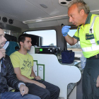 Un agente de la guardia civil explica a un joven cómo se realiza la prueba en un control al que asistieron los medios de comunicación.-ISRAEL L. MURILLO