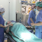 La paciente, Mauricia I. A., tendida en la camilla, momentos antes de que se le realizara la cesárea.-HOSPITAL RECOLETAS