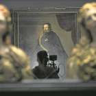En primer plano, ‘Santa Marta’ y ‘Santa María Magdalena’, de Juan de Juni; al fondo, un ‘velázquez’. Estas obras se encuentran en la Hispanic Society of America.-AP