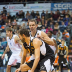 Jorge García frena a Alzamora en el partido disputado ayer en el Barris Nord.-PUERTAS&ENJUANES