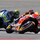 Marc Márquez, seguido por Iannone en los primeros compases de la carrera.-AP