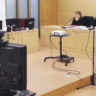 El acusado se sitúa frente al micrófono en un momento de la vista.-ISRAEL L. MURILLO