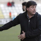 Menéndez da instrucciones a sus jugadores durante un partido.-SANTI OTERO