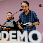 Pablo Iglesias comparece con Pablo Echenique en la sede de Podemos, en Madrid.-JUAN MANUEL PRATS