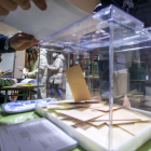 Los 28 vecinos de Haza (Burgos) acuerdan votar antes de la hora de comer y cierran mesa con un 100% de participación. TOMÁS ALONSO