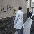Un trabajador borra una pintada en el muro del colegio de los Maristas de Sants-Les Corts, tras estallar el escándalo de pederastia en el centro.-JULIO CARBÓ