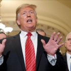 Donald Trump se dirige a la prensa junto al vicepresidente Mike Pence.-JIM YOUNG (REUTERS)
