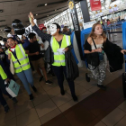 Protesta este viernes de trabajadores de la compañía aérea chilena LATAM que están en huelga y que piden mejoras laborales.-REUTERS / IVAN ALVARADO