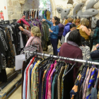 Mercadillo de ropa de segunda mano de Cáritas.-ICAL