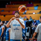 Viacheslav Kravtsov calienta durante un partido con Ucrania.-FIBA