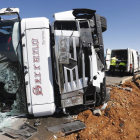 Accidente de tráfico entre un camión y un turismo en la localidad leonesa de Villamañán en el que han fallecido dos personas-ICAL