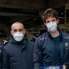 Alfonso García (centro) junto a cuatro de los cinco bomberos de Burgos que le rescataron. SANTI OTERO