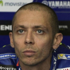 Valentino Rossi mmuestra su preocupación en el box del GP de Argentina.-AFP