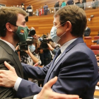 García-Gallardo y Fernández Mañueco se abrazan en el parlamento autonómico.
