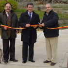 César Rico (centro) junto a Ángel Guerra (izq) y el alcalde José Ángel Esteban (dch).-L. V.