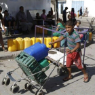 Palestinos cogen agua de un contenedor en Gaza en una imagen de archivo.-AFP / MOHAMMED ABED