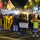 Unos CDR cortando la avenida Meridiana de Barcelona.-FERRAN NADEU